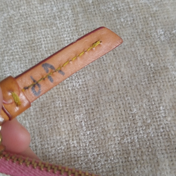 ⌛️ CLEARANCE  - Authentic Dooney and Bourke pouch - Picture 7 of 7